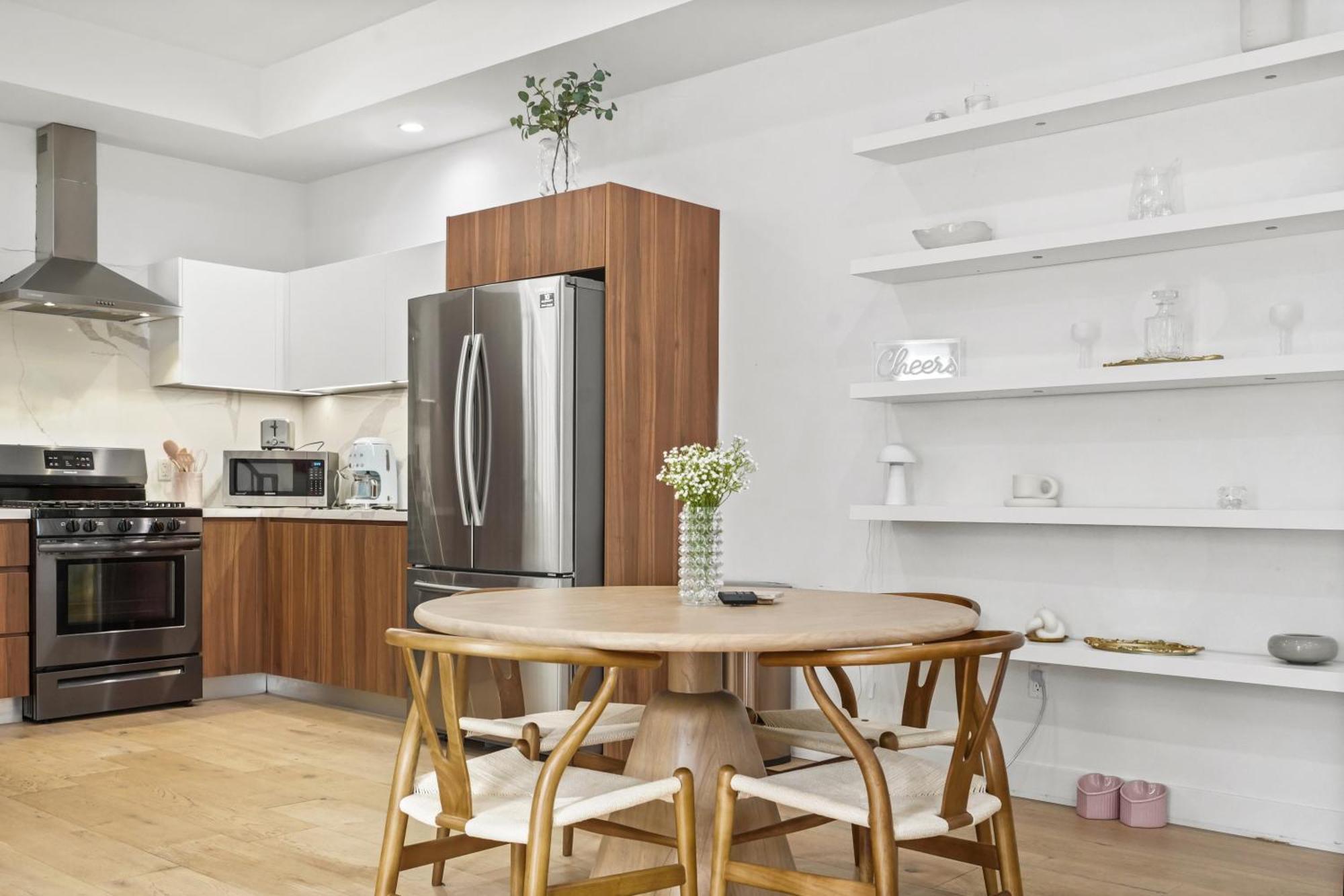 Scandinavian 2br, 2bath Townhome, Pet & Kid Friendly, Free Parking, 10min To Venice Beach! Los Ángeles