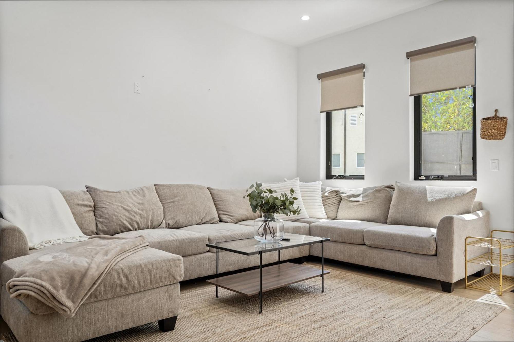 Scandinavian 2br, 2bath Townhome, Pet & Kid Friendly, Free Parking, 10min To Venice Beach! Сasa de vacaciones *