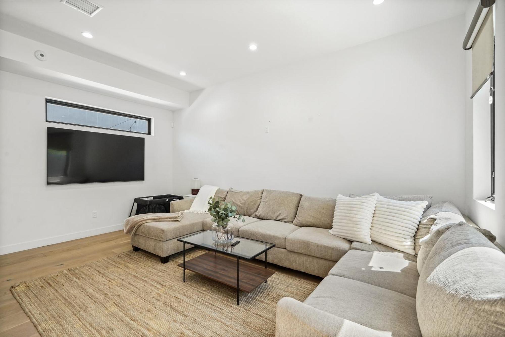 Сasa de vacaciones Scandinavian 2br, 2bath Townhome, Pet & Kid Friendly, Free Parking, 10min To Venice Beach! Los Ángeles
